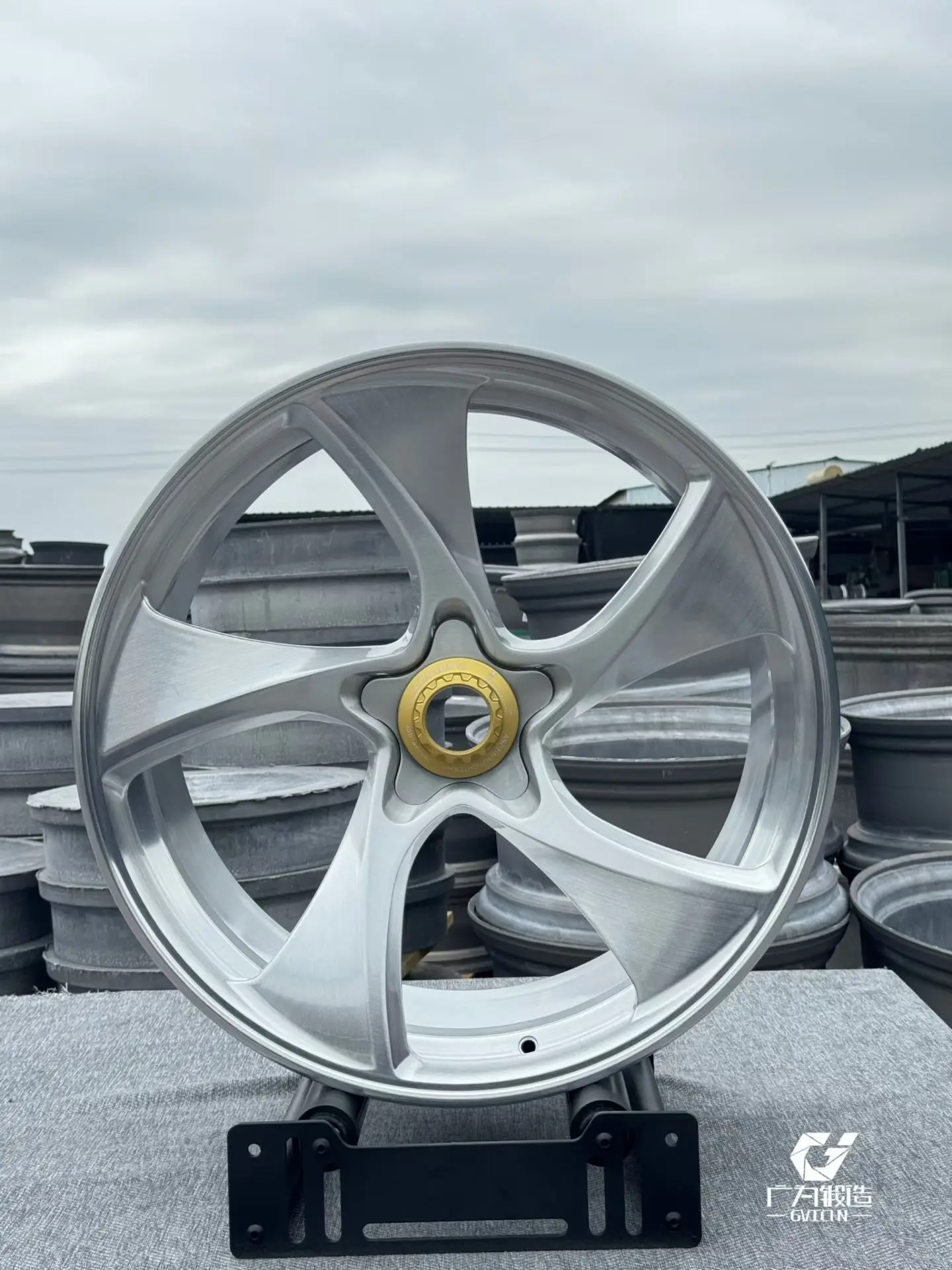 Monoblock Forged Wheel With Custom Center Lock And In Brushed Silver Finish 15-26" Customizable